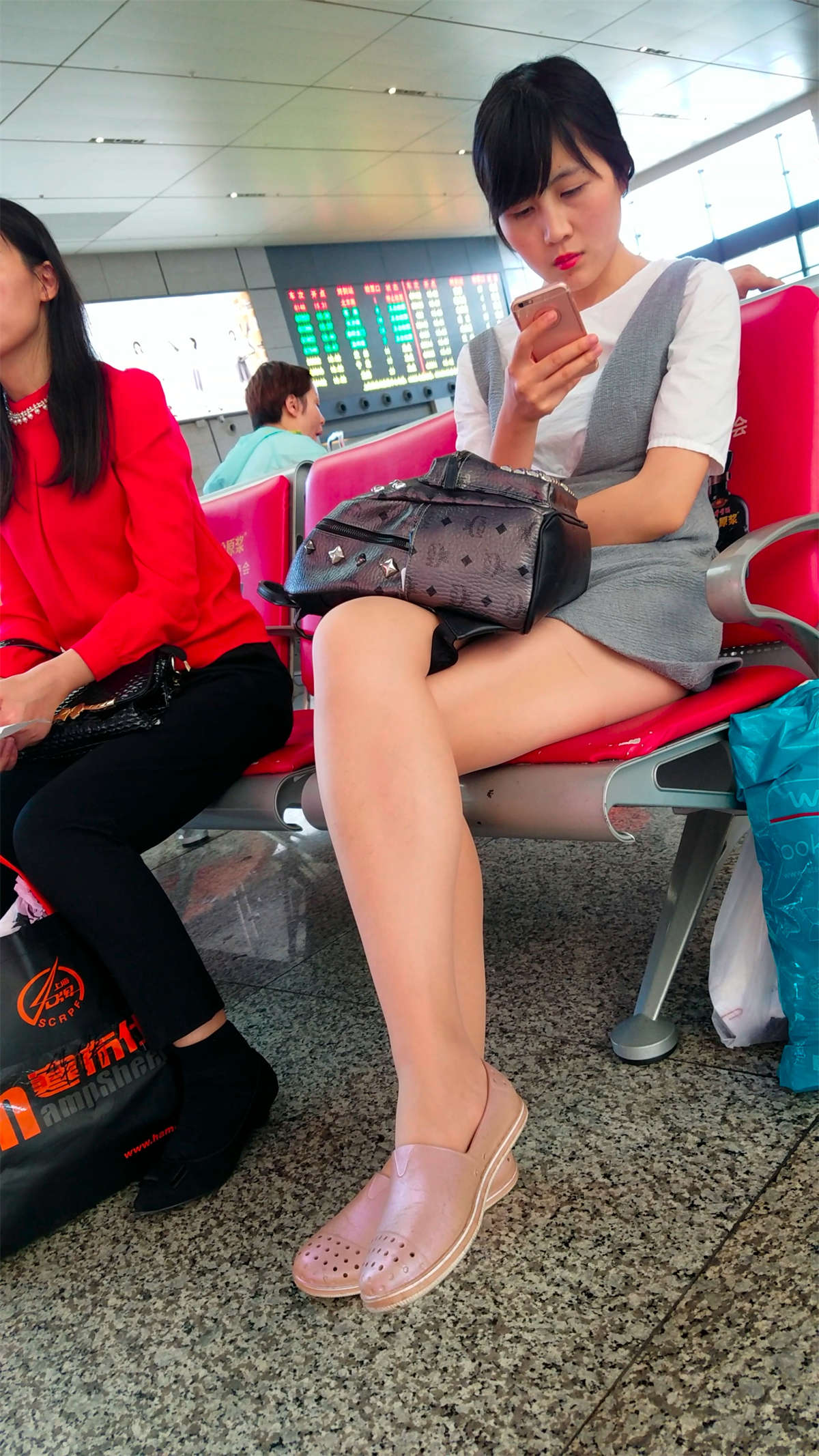 [4K高清视频]等车的漂亮美妞-日更街拍