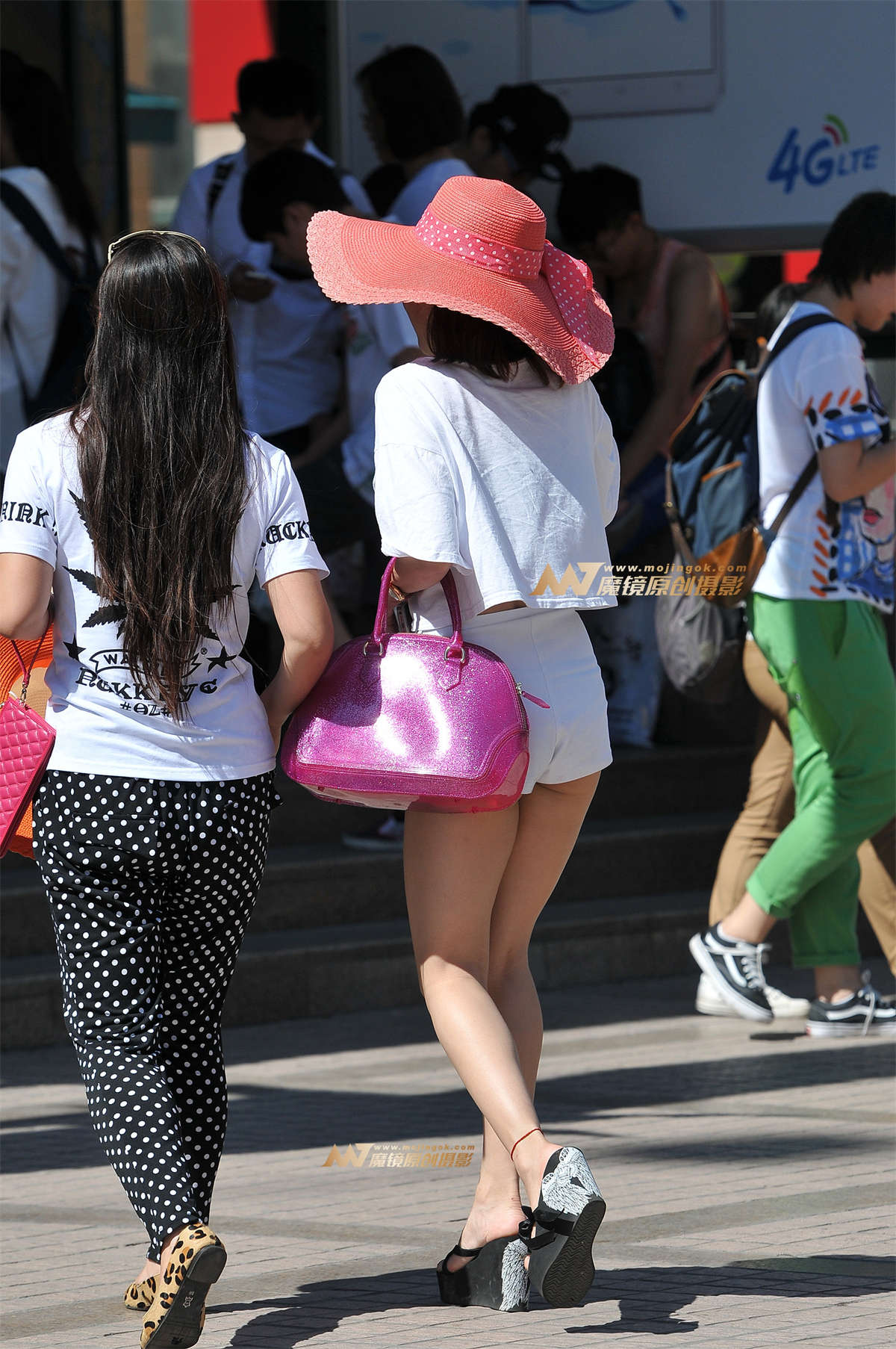 图片[2]-白色超紧热裤 大长腿妹子露月牙儿-日更街拍