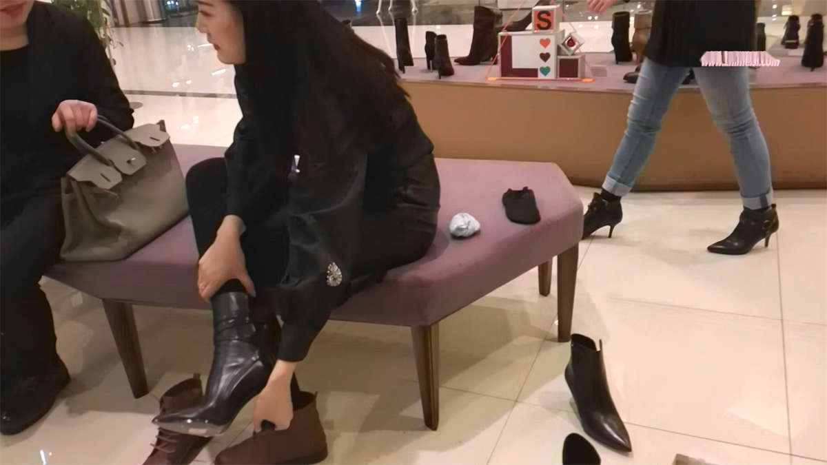 漂亮的美女在鞋店试鞋子-日更街拍