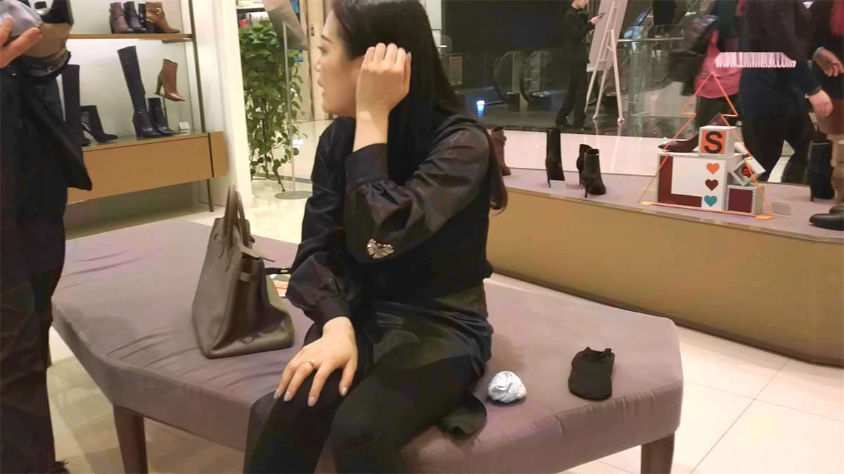 图片[2]-漂亮的美女在鞋店试鞋子-日更街拍