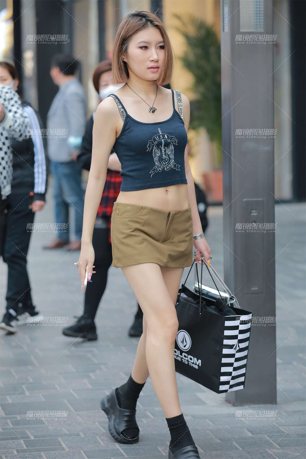 【玻璃街拍】短裙吊带小姐姐-日更街拍