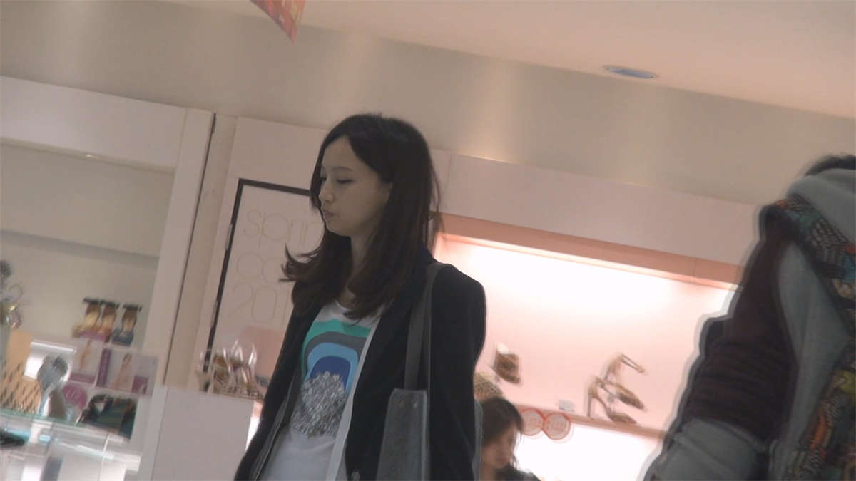 图片[2]-很多女孩站着就能把鞋行云流水般试了-日更街拍