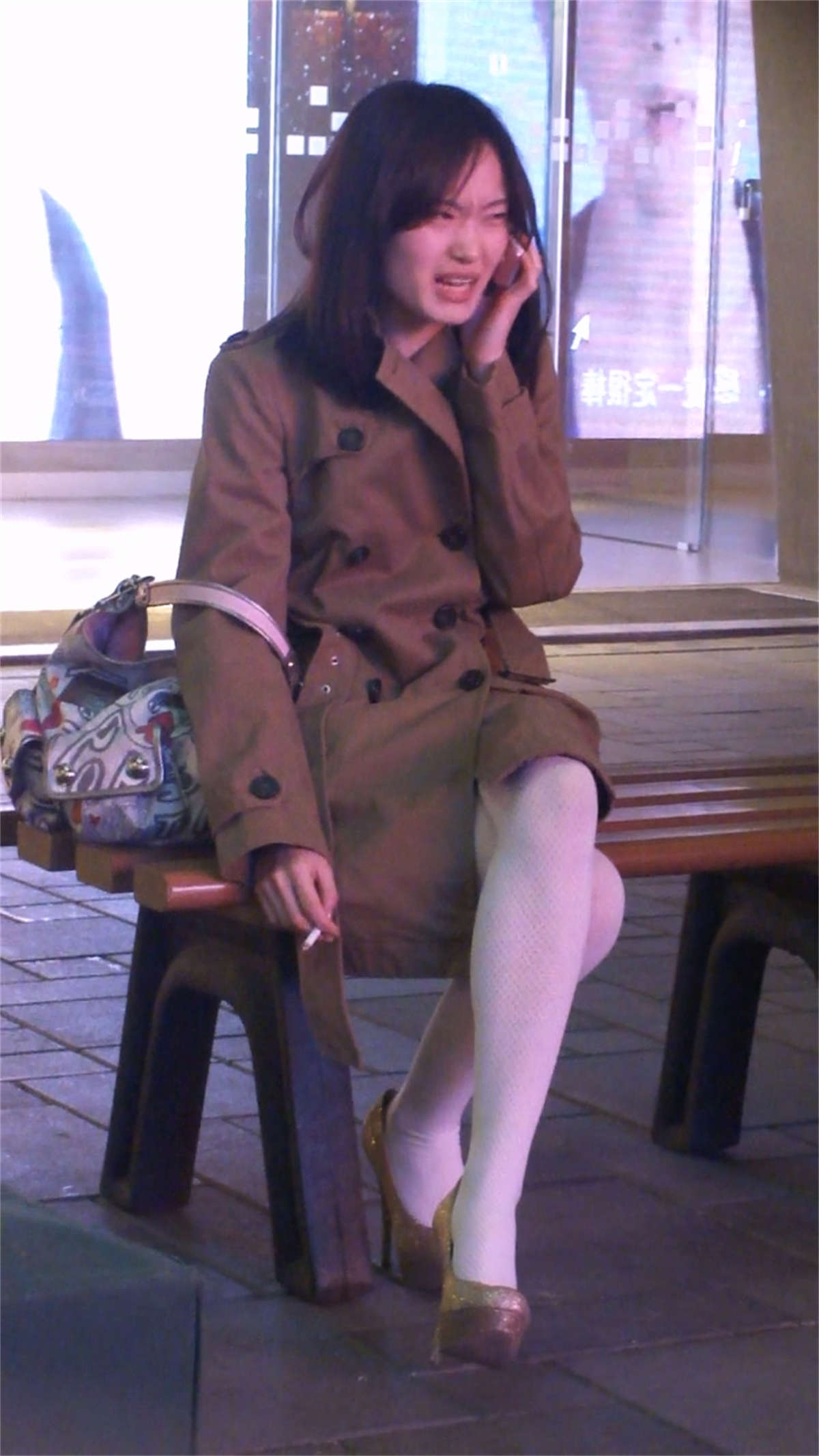 诱惑的包臀短裙,白丝美腿-日更街拍