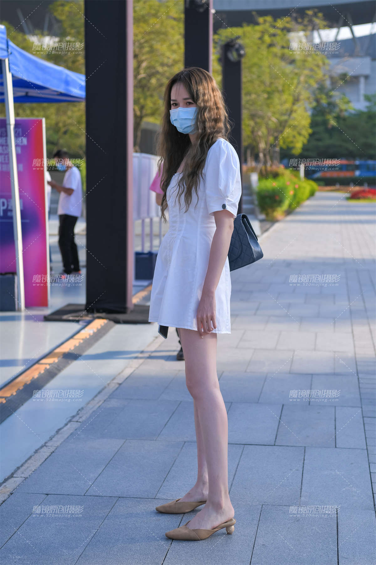 白裙凉拖美腿-日更街拍