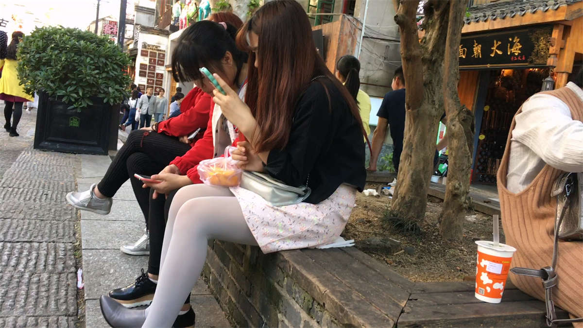 坐在花坛休息的极品美腿丝袜美女-日更街拍