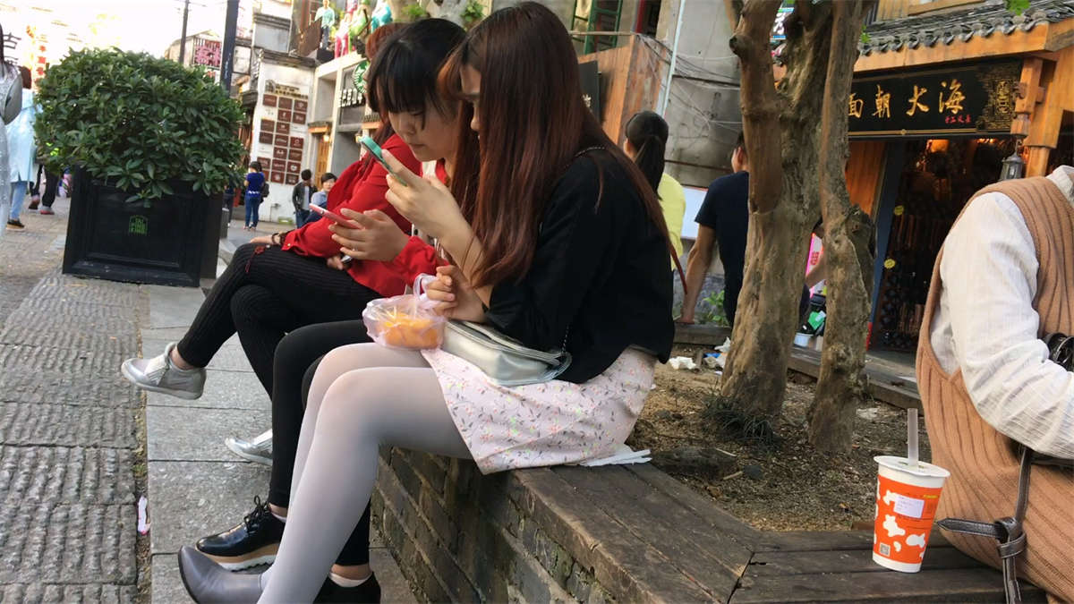 图片[2]-坐在花坛休息的极品美腿丝袜美女-日更街拍