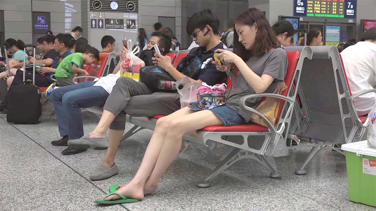 窈窕学妹她的长腿细足-日更街拍