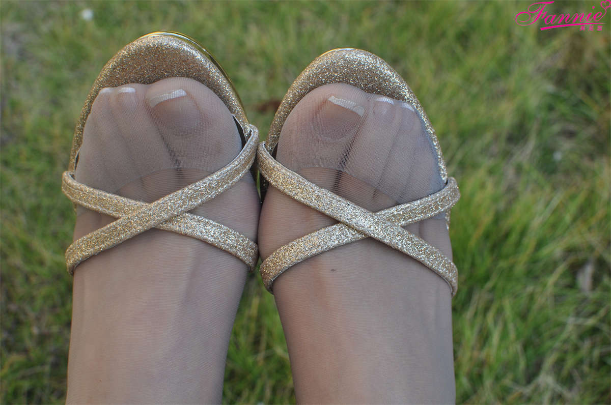 Fannie芬妮美足园NO.250 初冬的阳光高跟丝足（2）-日更街拍