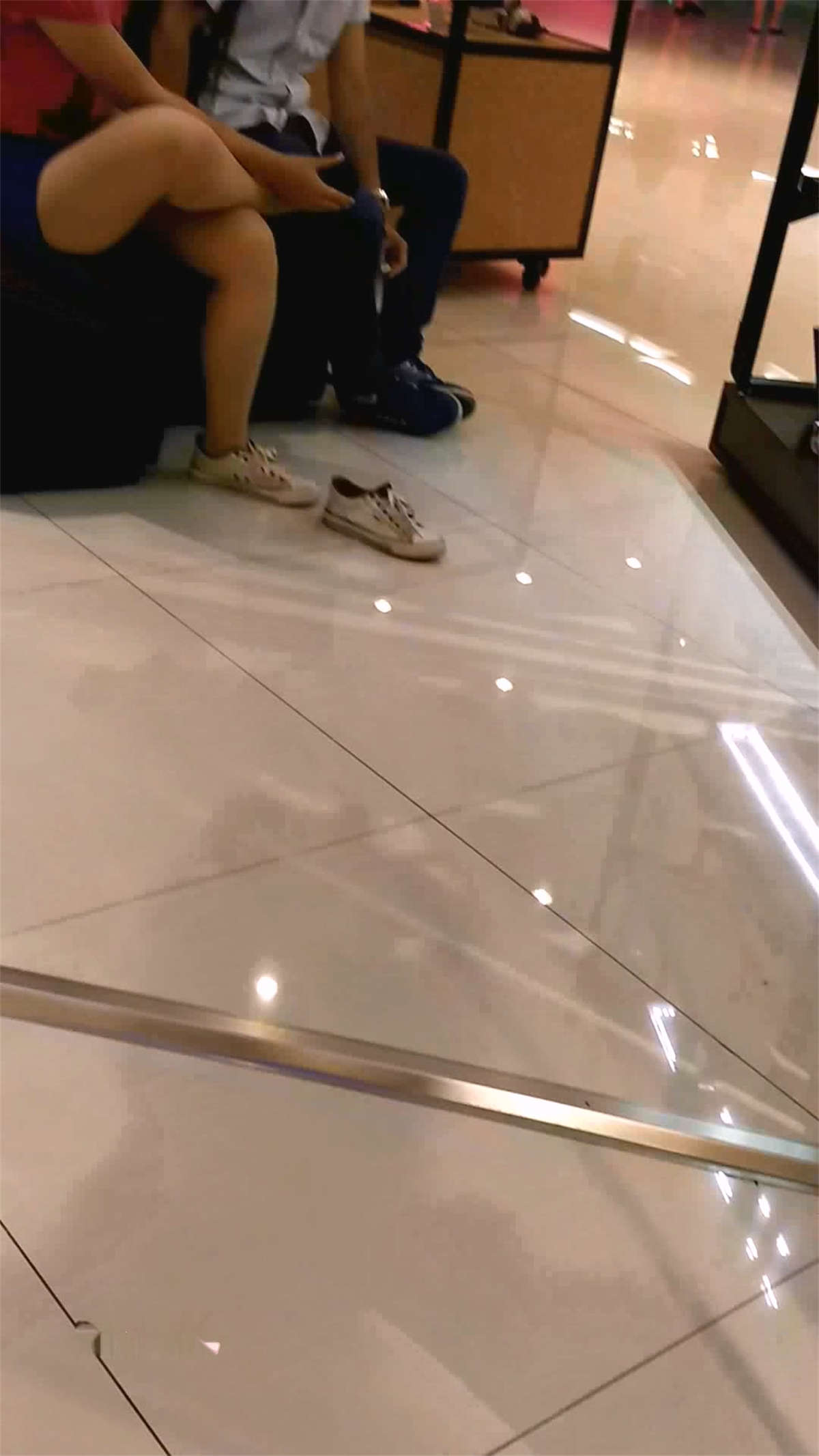 图片[2]-试鞋子的丝袜妹子-日更街拍