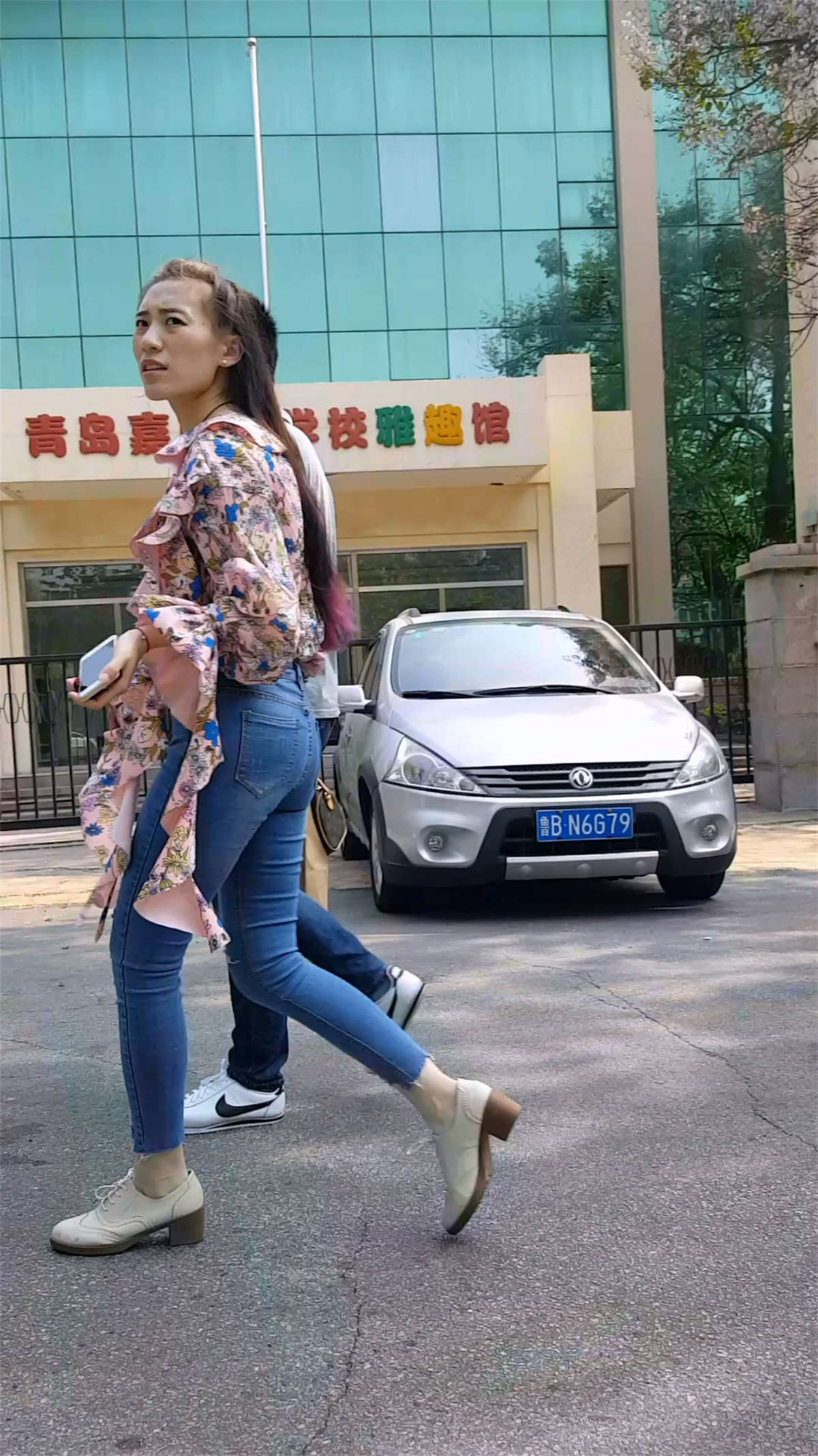 图片[2]-碎花衬衫紧身蓝色牛仔裤美女-日更街拍