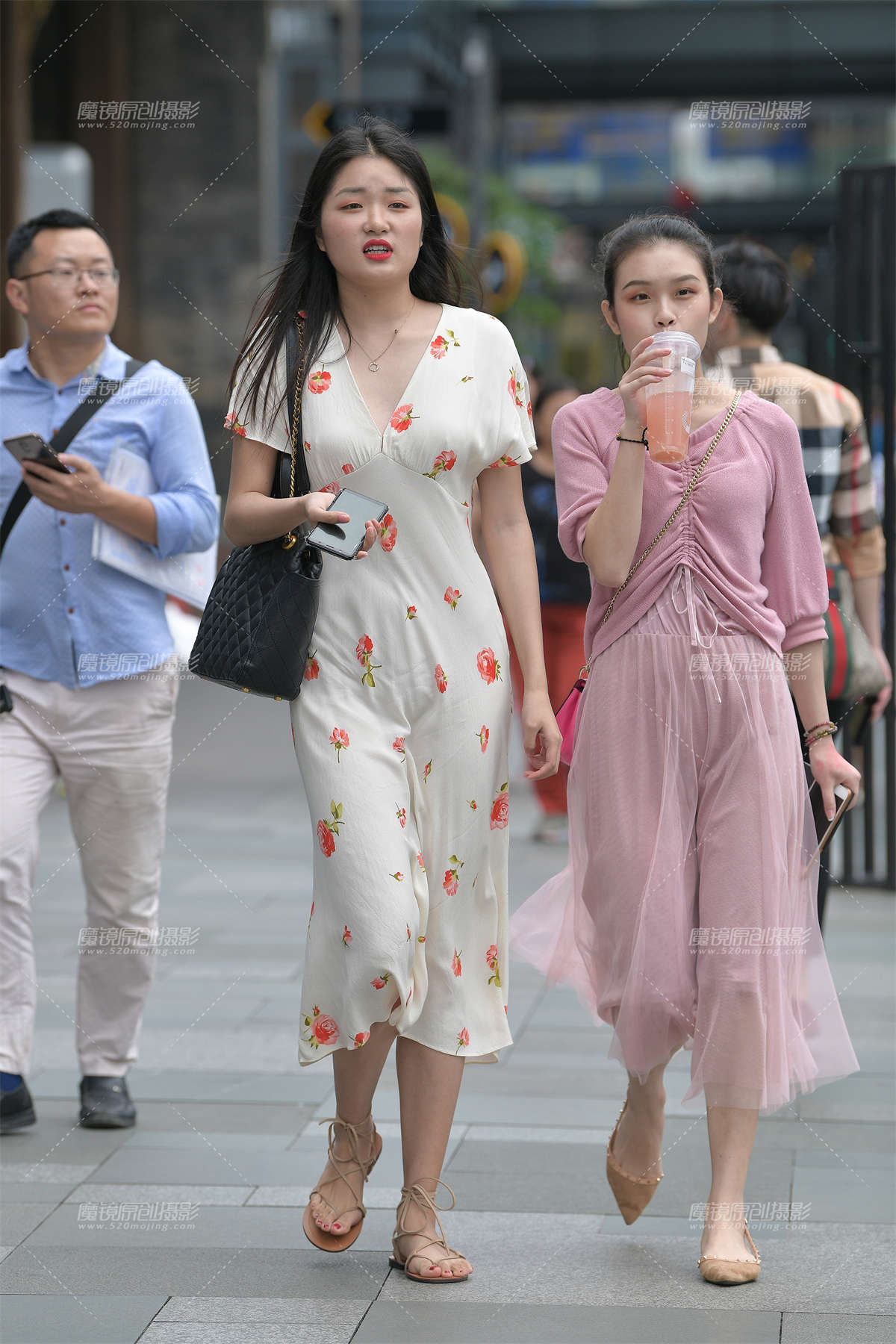 这裙子，蛮贴身的，好看~-日更街拍