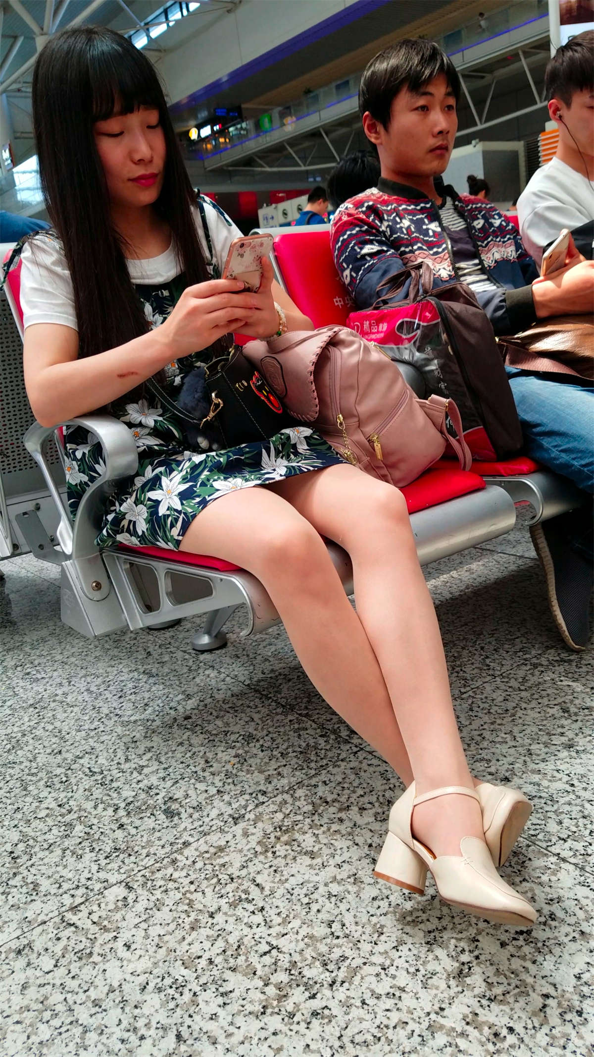 [4K高清视频]丝足高跟美女火车站-日更街拍
