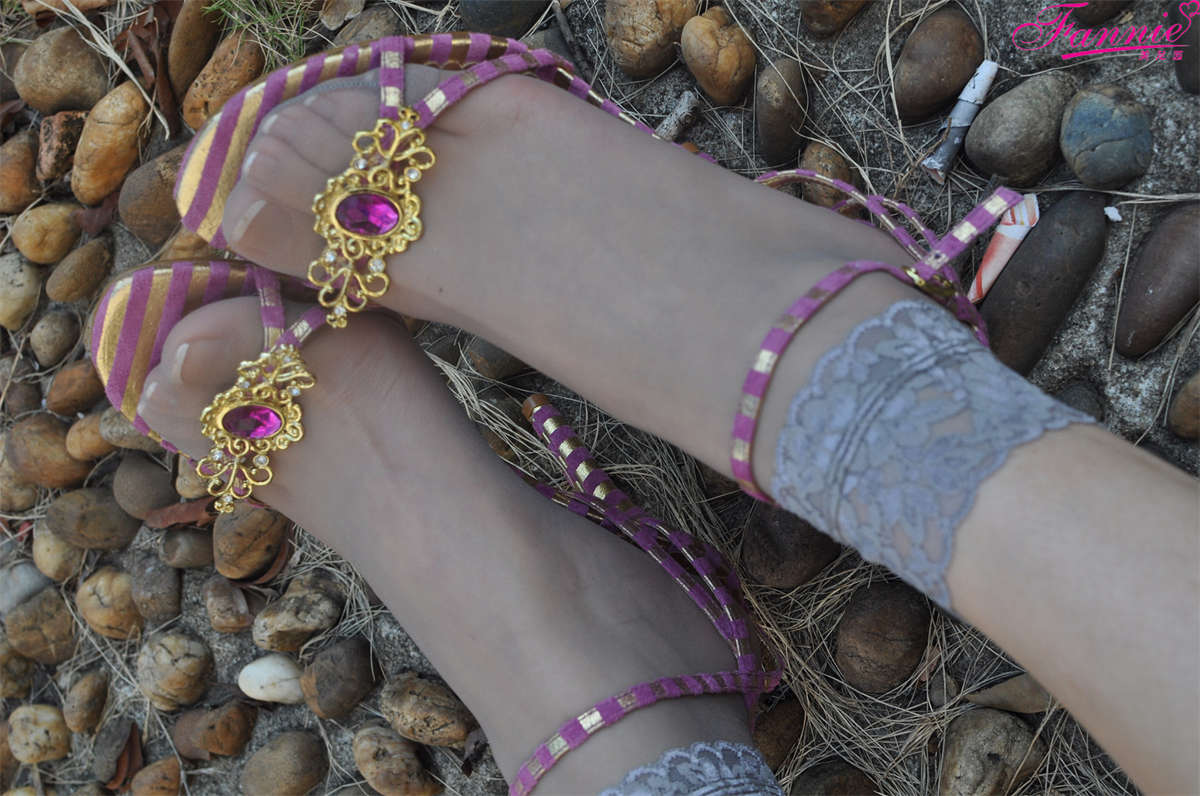 Fannie芬妮美足园NO.251 初冬的阳光高跟丝足（3）-日更街拍