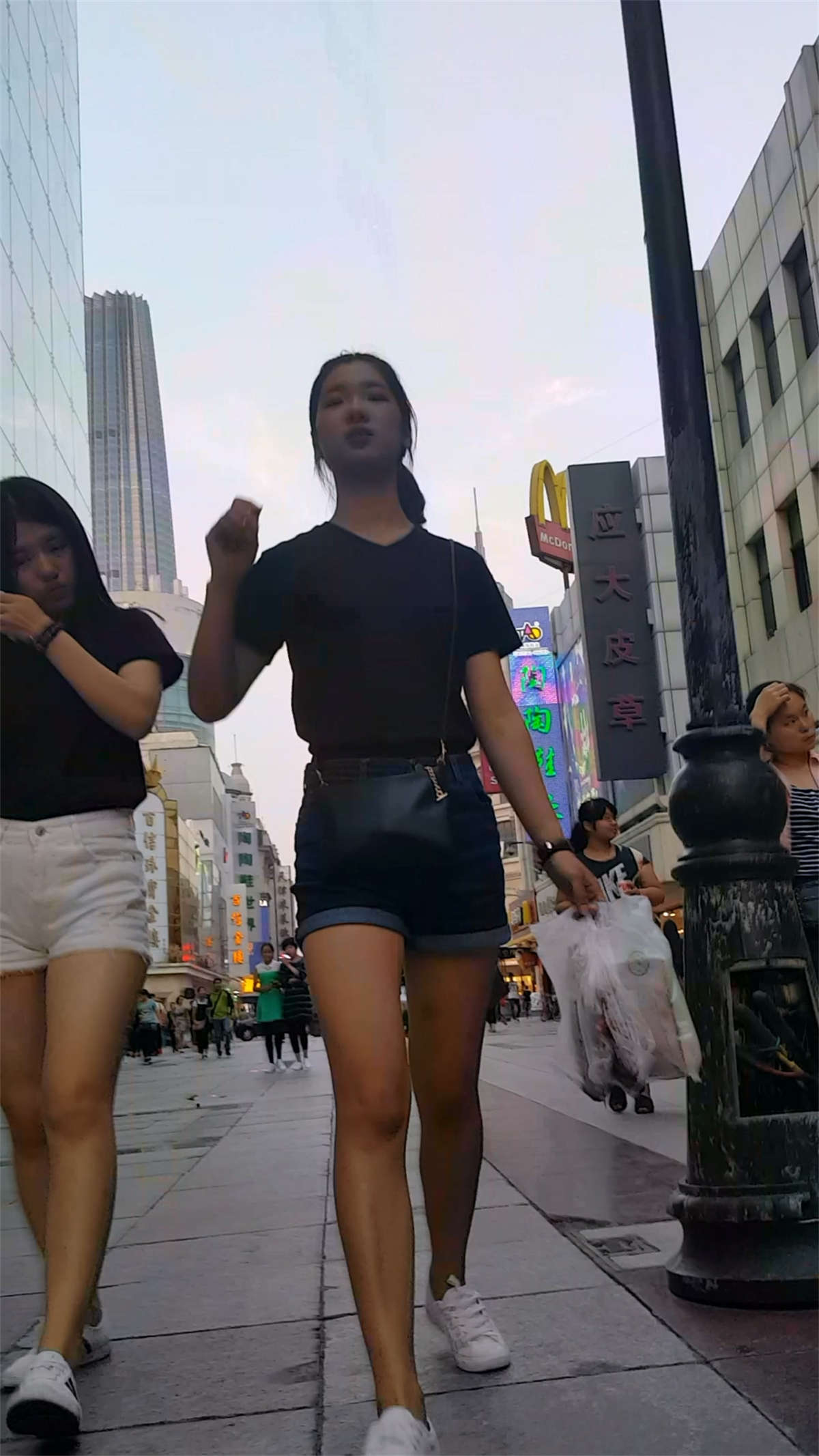 图片[2]-白色高腰热裤丰臀小美女-日更街拍