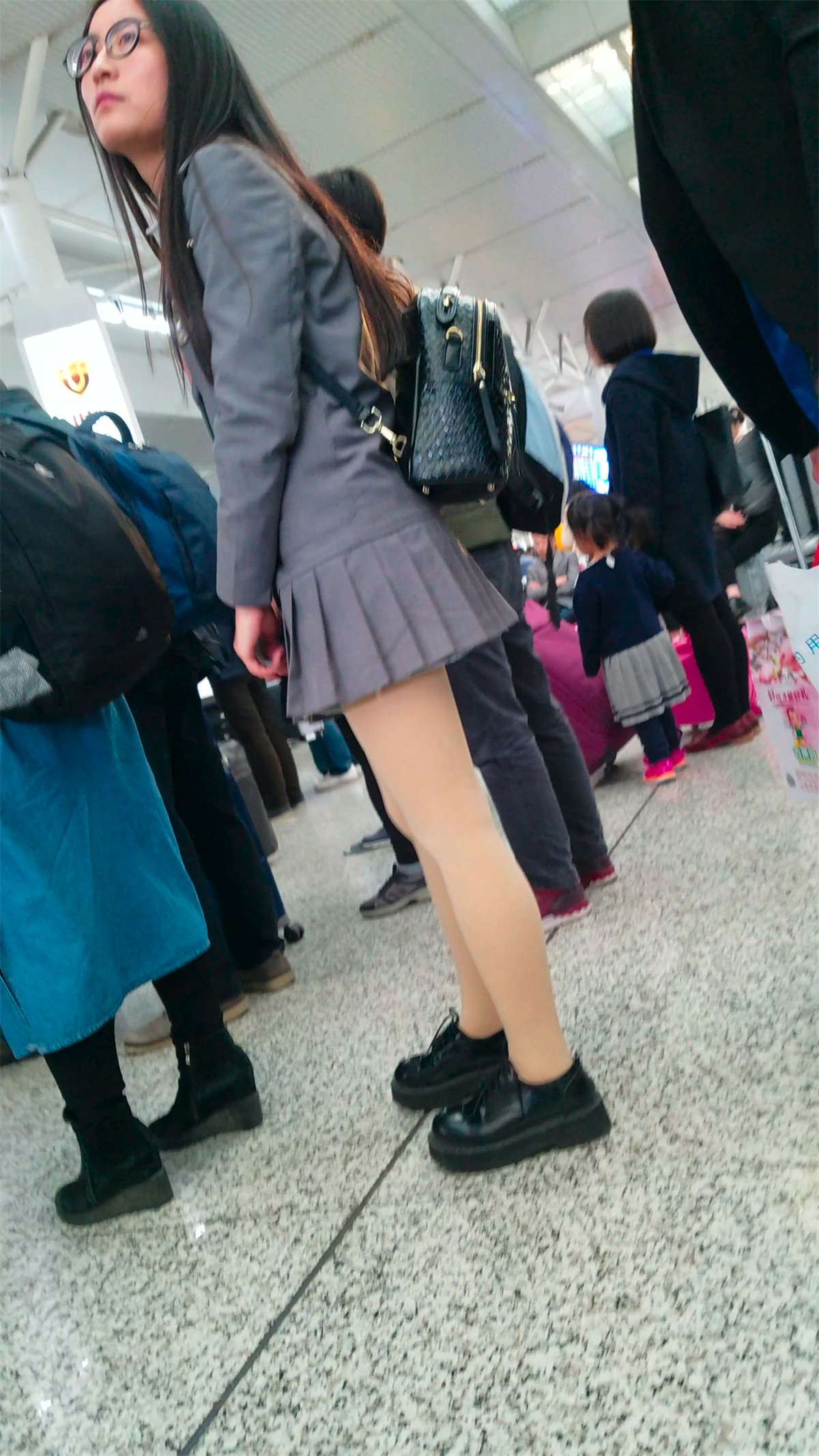 图片[2]-[4K高清视频]排队买票的肉丝美女-日更街拍