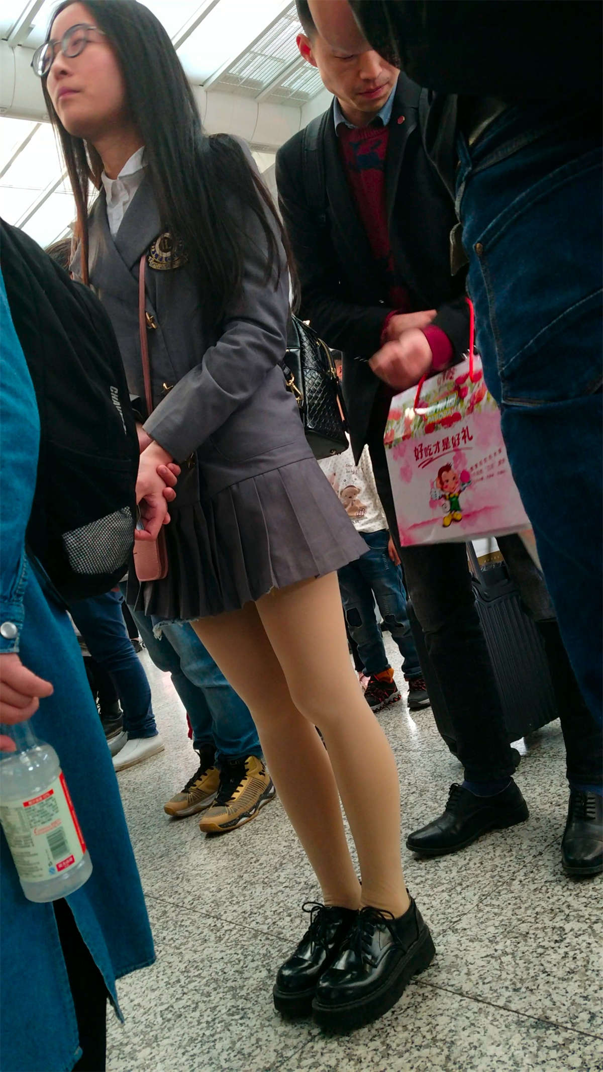 [4K高清视频]排队买票的肉丝美女-日更街拍