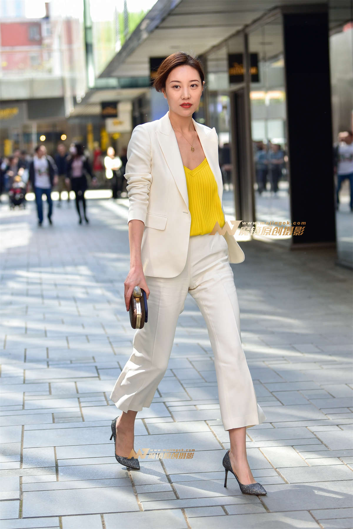 5.25 身材高挑的气质白领美女-日更街拍