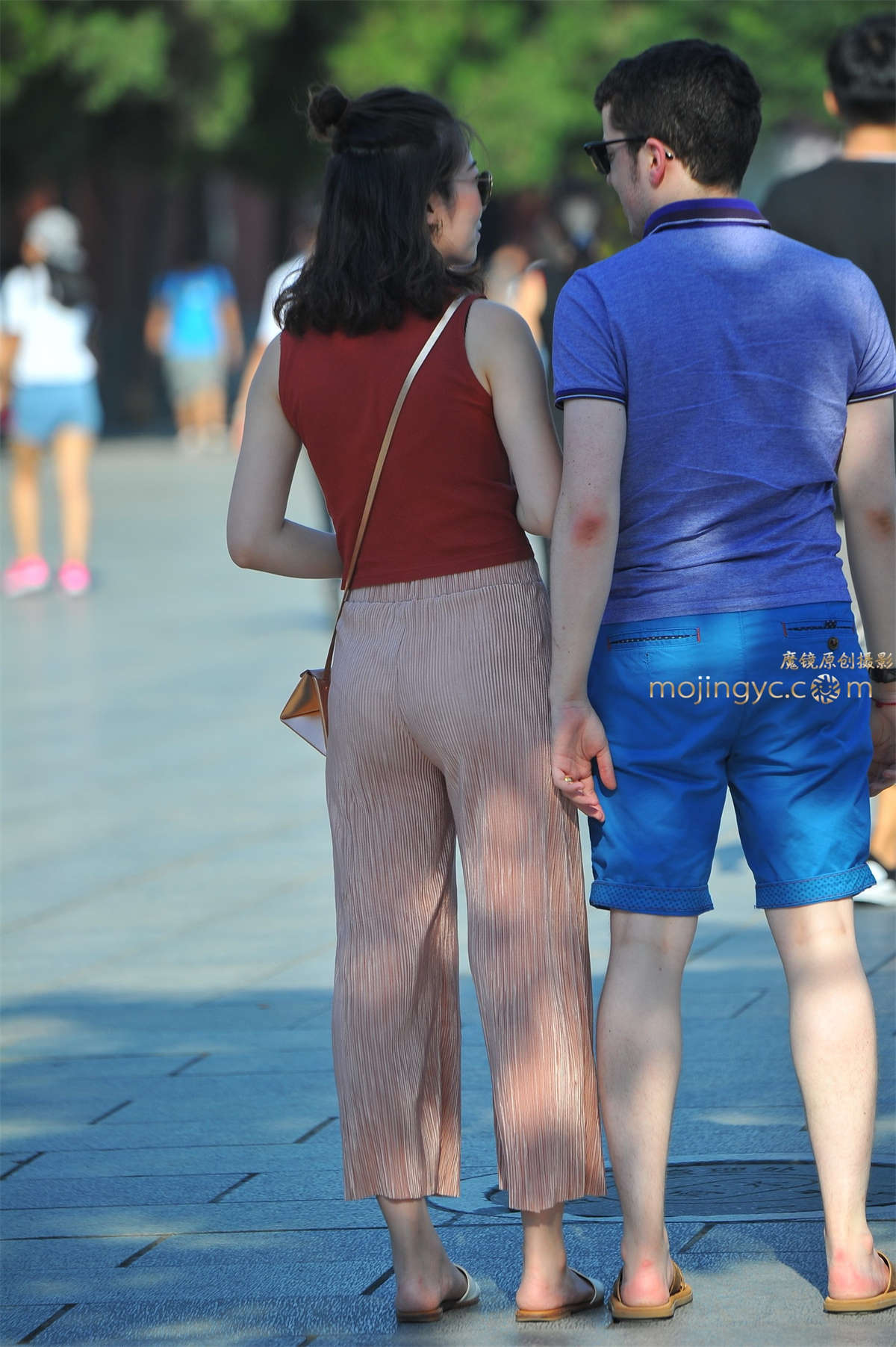 2016-08-29超薄裙裤三角内痕翘臀少妇25张-日更街拍