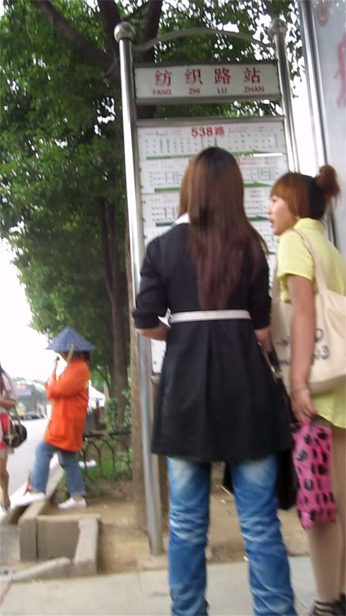 图片[2]-站台等车肉丝MM-日更街拍