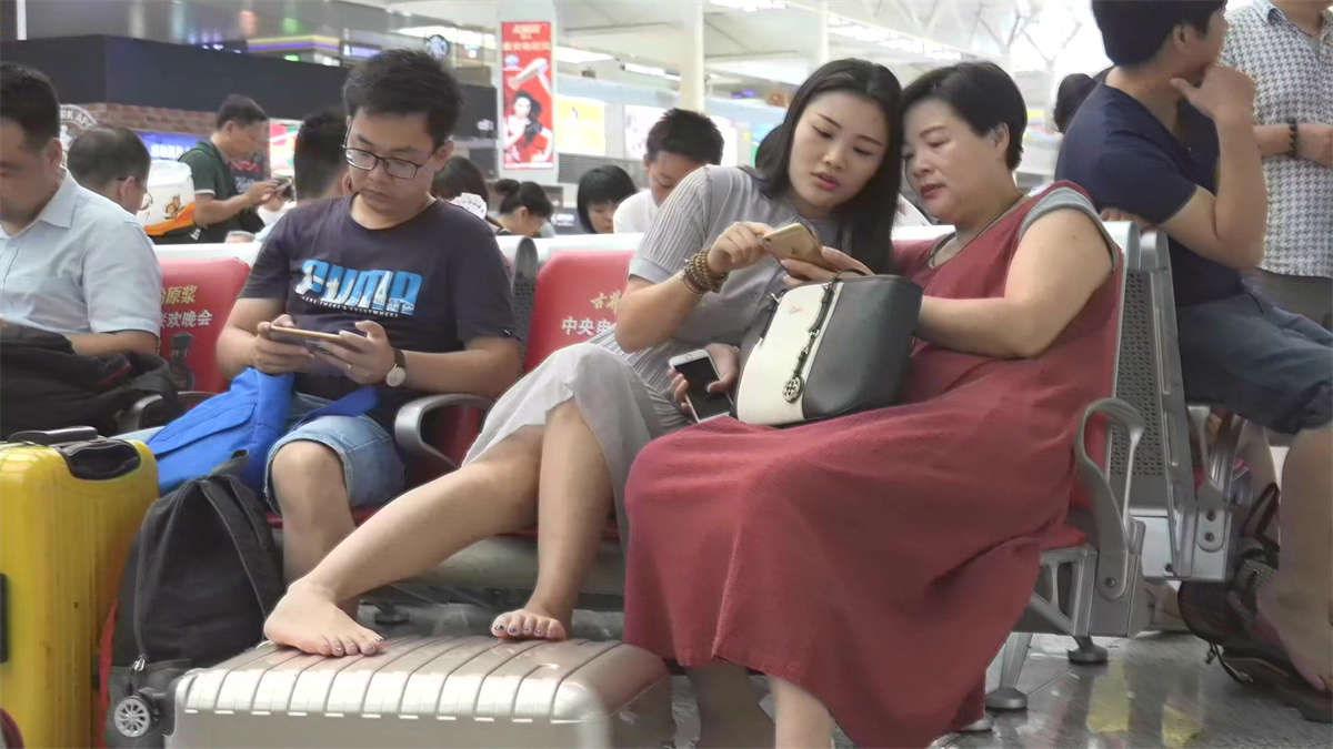 图片[2]-可爱的姑娘脚翘在行李箱上穿船袜-日更街拍