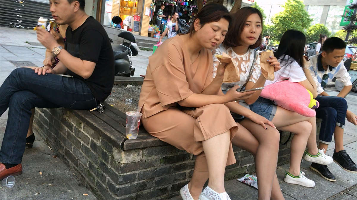 图片[2]-和朋友聊天的黑色包臀裙妹子-日更街拍