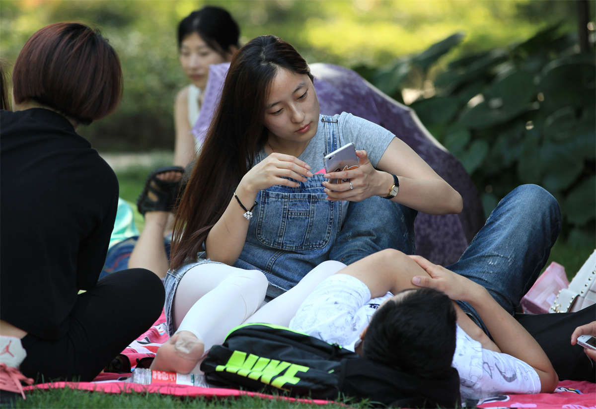 图片[2]-踏青公园街拍系列No.35 长发美女的透明短丝，你懂的-日更街拍