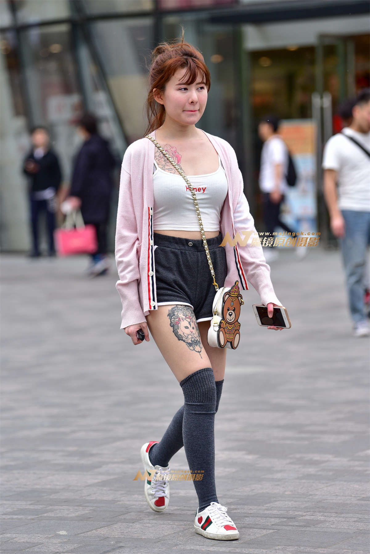 5.25 运动短裤性感纹身美女-日更街拍