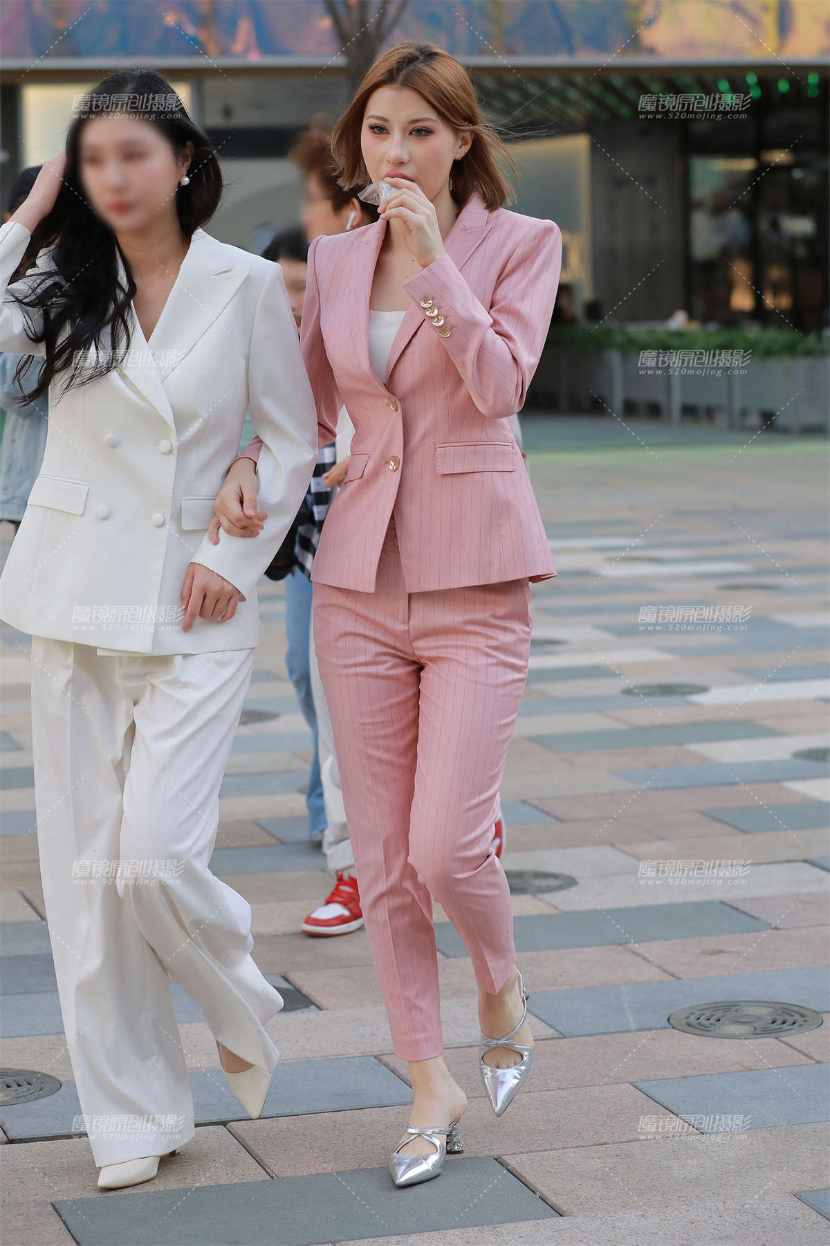 图片[2]-【玻璃街拍】粉色工装裤-日更街拍