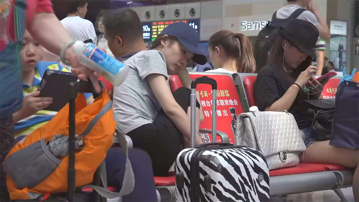 图片[2]-搞得女孩有些不知所措-日更街拍