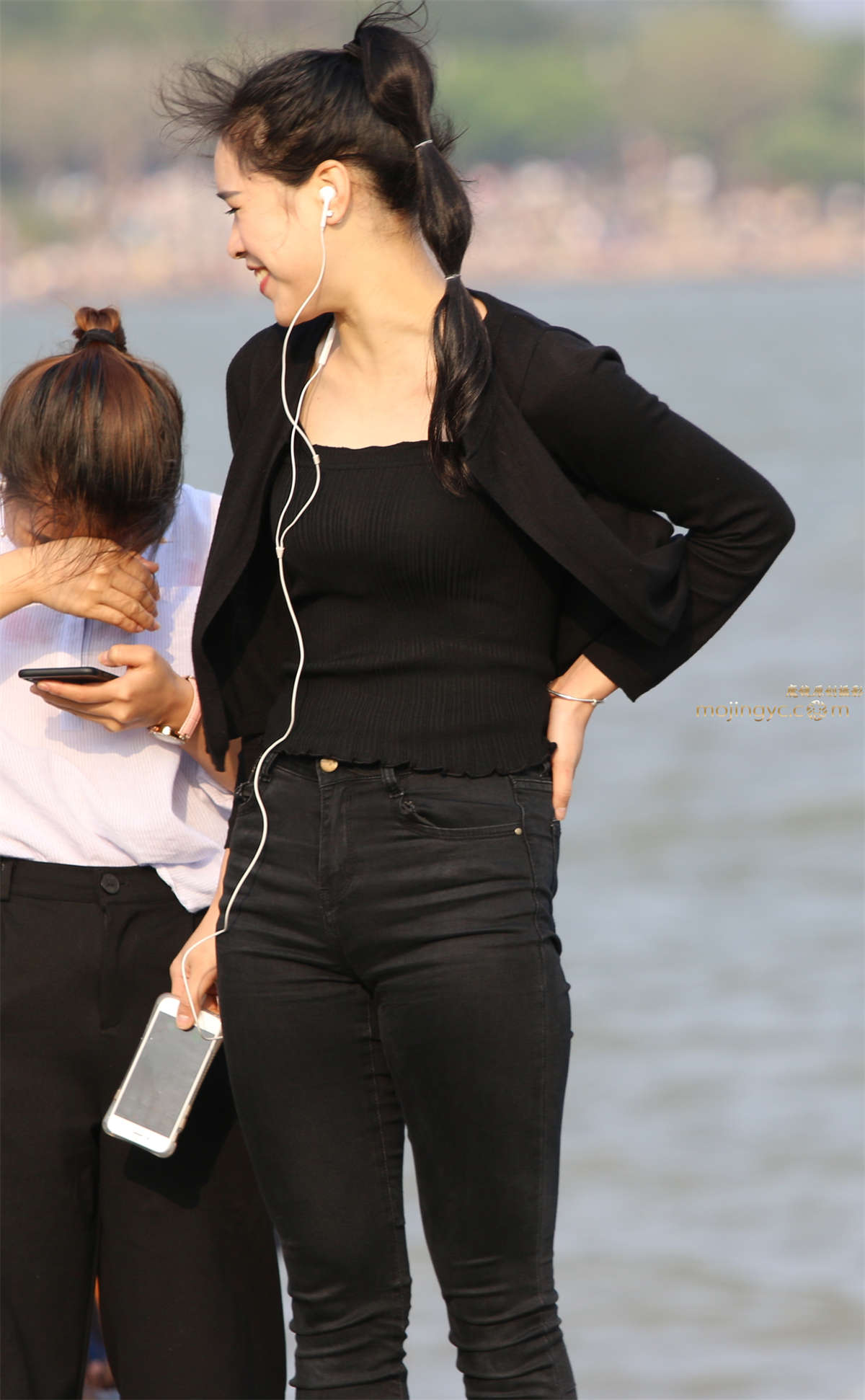 黑牛仔少妇-日更街拍