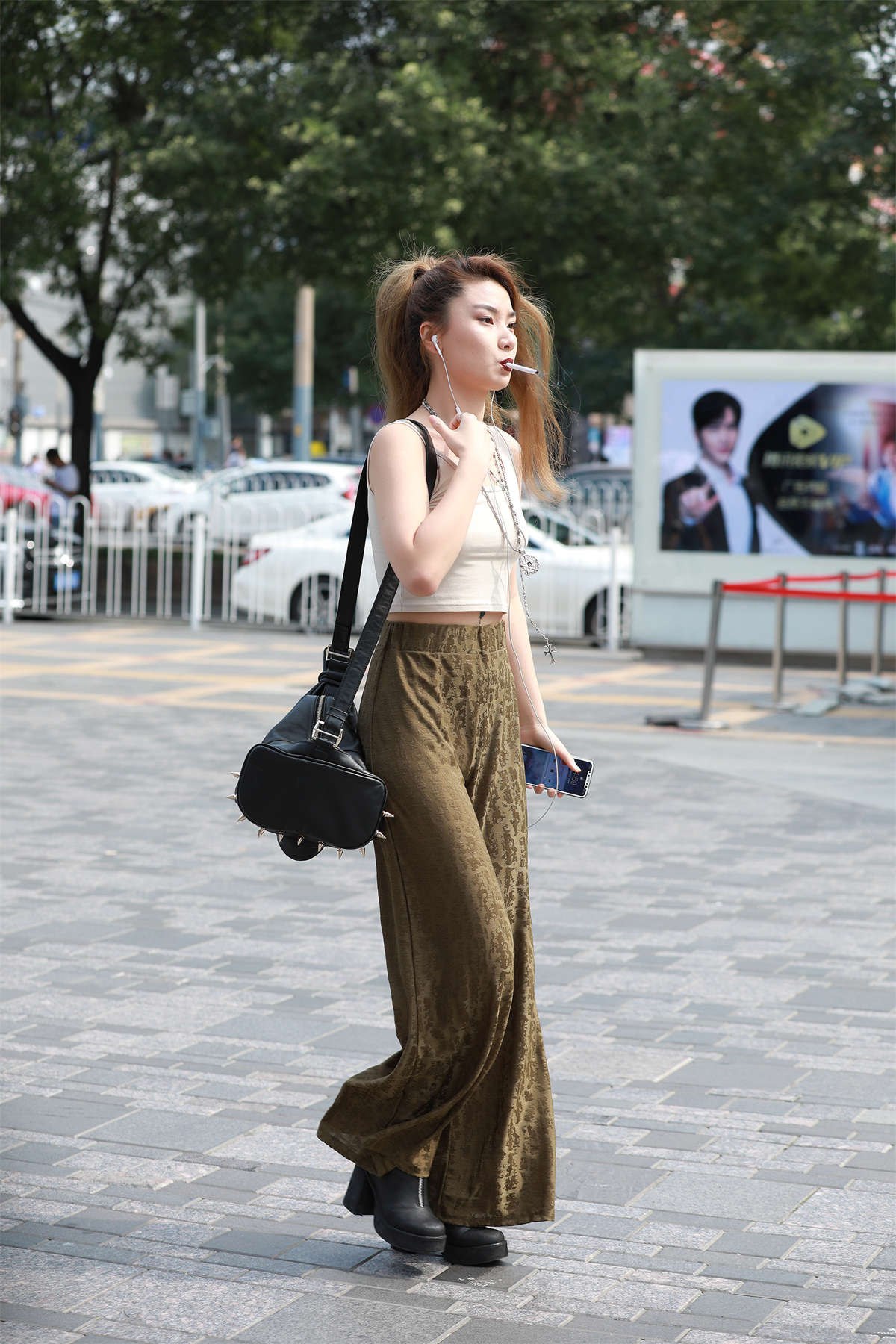 这女子，有点招架不住-日更街拍