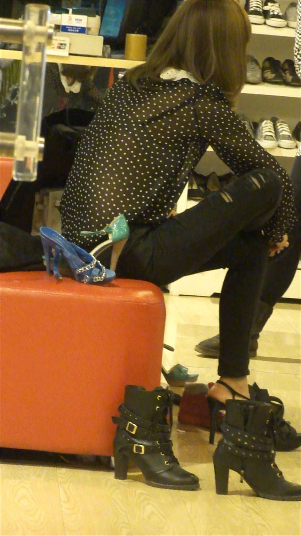 图片[2]-买高跟鞋的漂亮的紧身裤MM-日更街拍