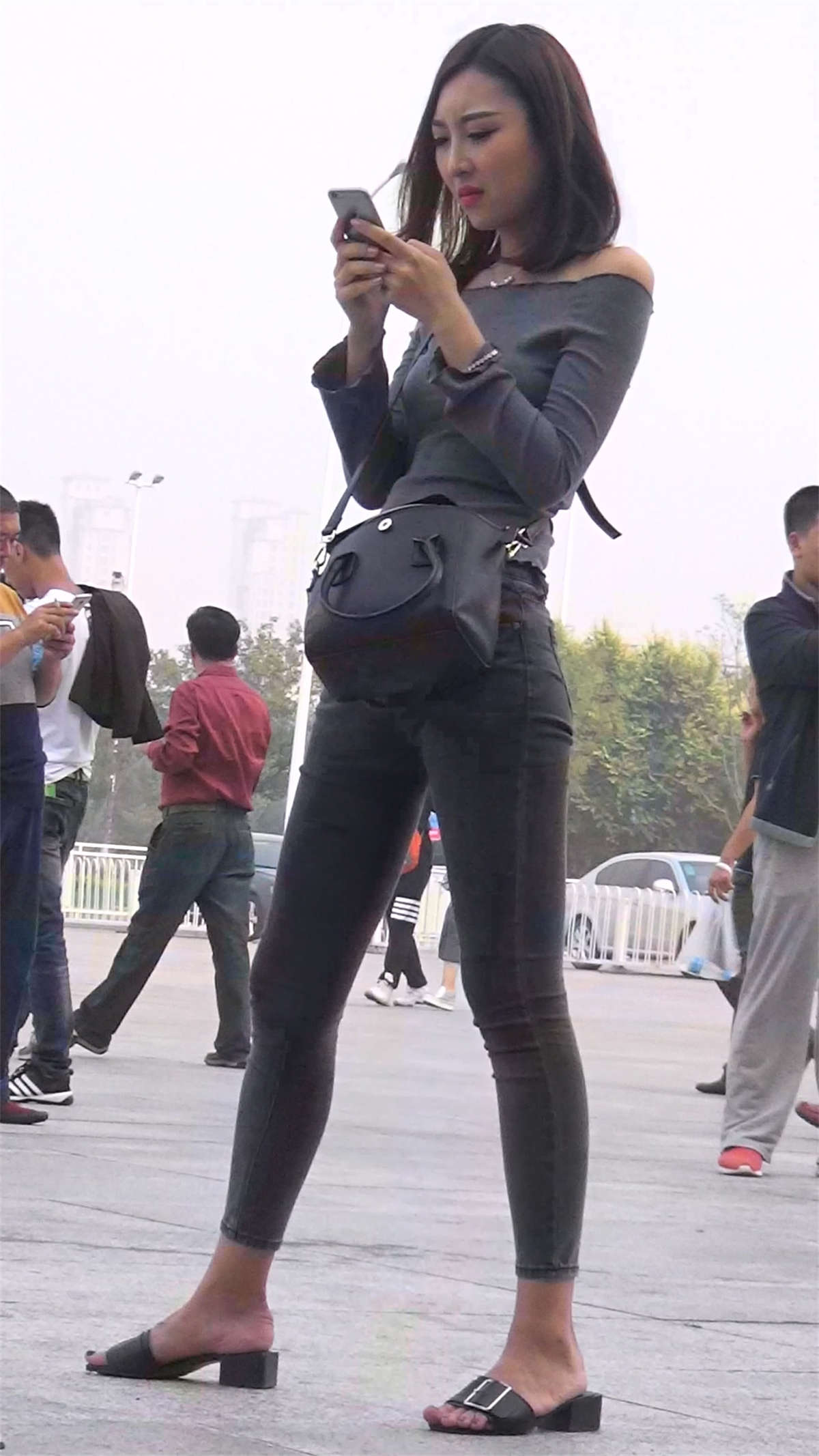 图片[2]-抽烟的紧身灰色牛仔裤美女-日更街拍