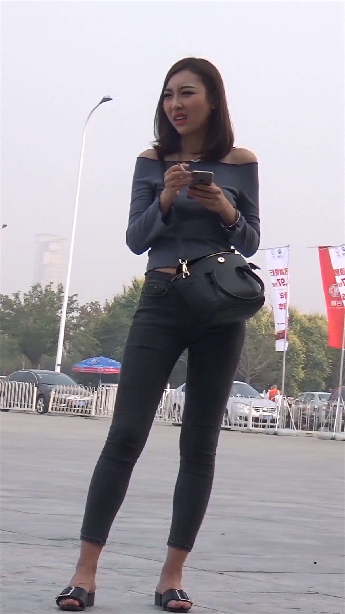 抽烟的紧身灰色牛仔裤美女-日更街拍