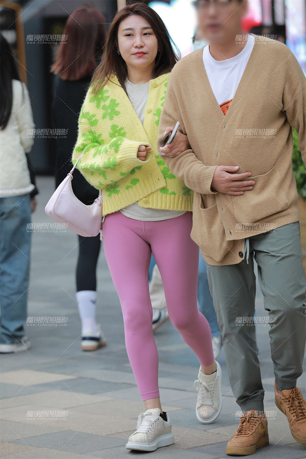 图片[2]-【玻璃街拍】粉色瑜伽健身裤-日更街拍