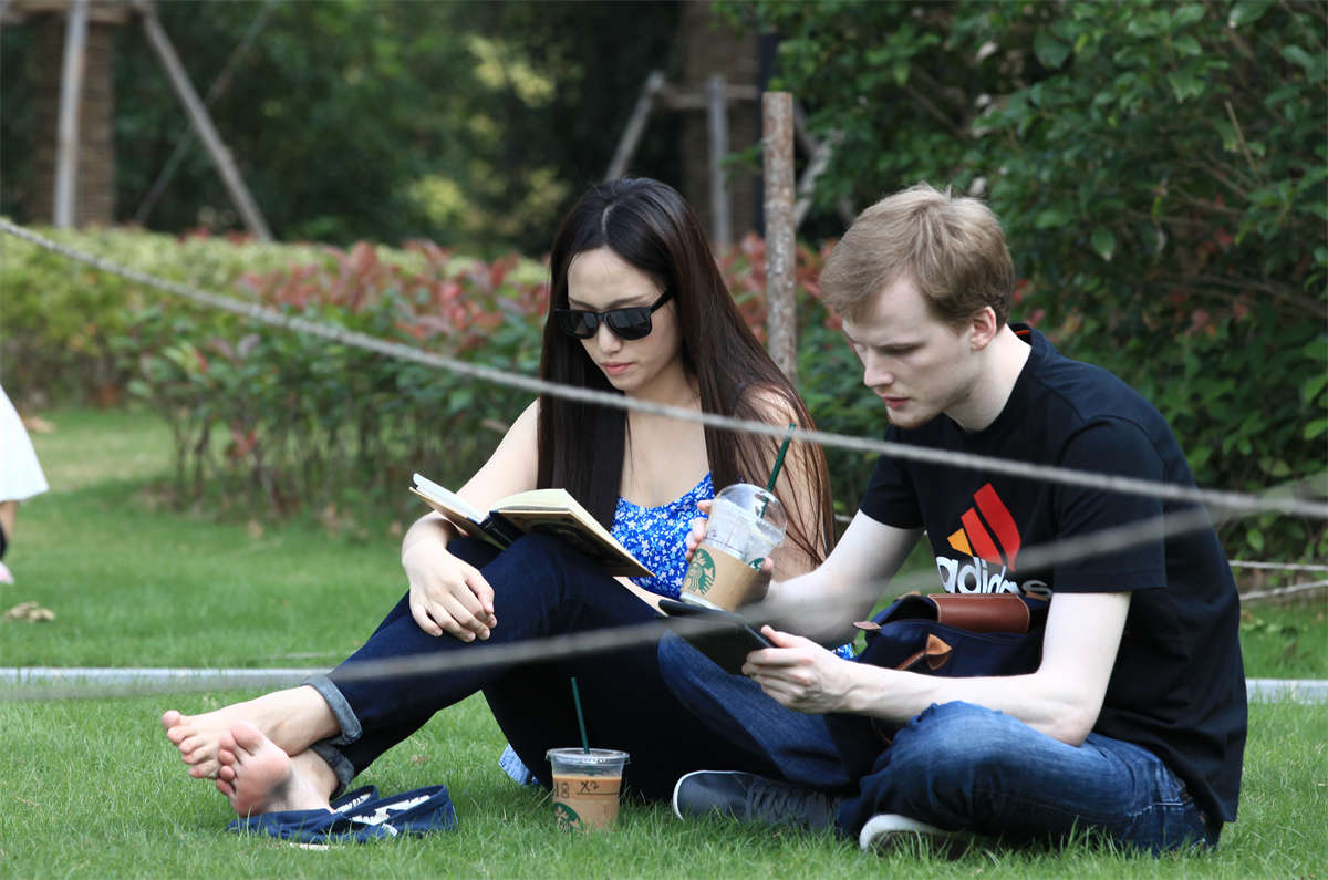 图片[2]-踏青公园街拍系列No.36 从头到脚都雪白无瑕的女孩，这双玉足能差吗？-日更街拍