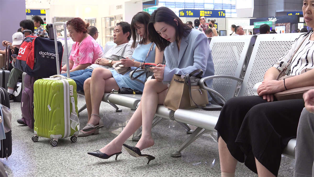 有气质的美女，无论在哪里都很显眼-日更街拍