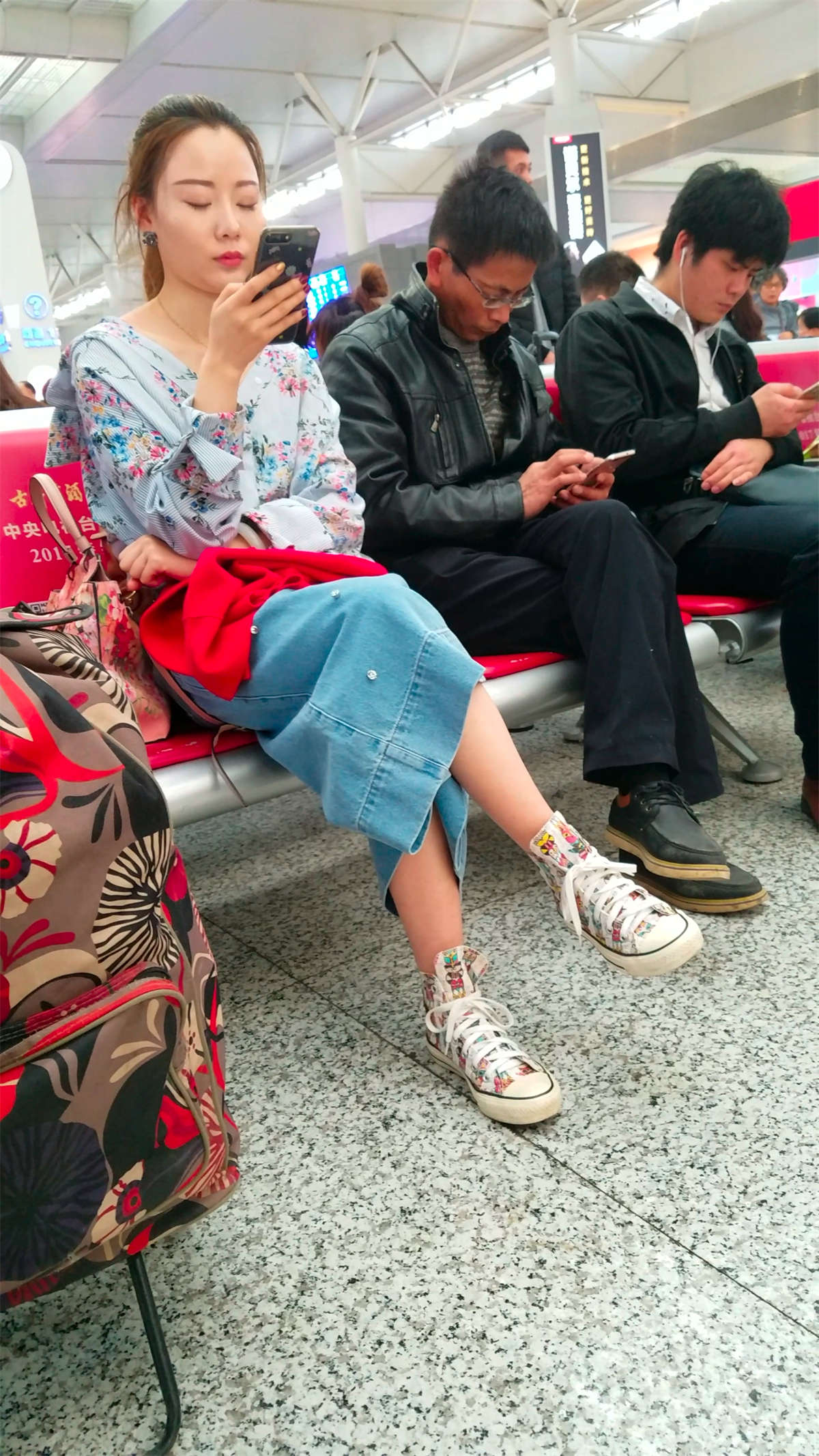 图片[2]-[4K高清视频]高铁站候车的漂亮MM-日更街拍