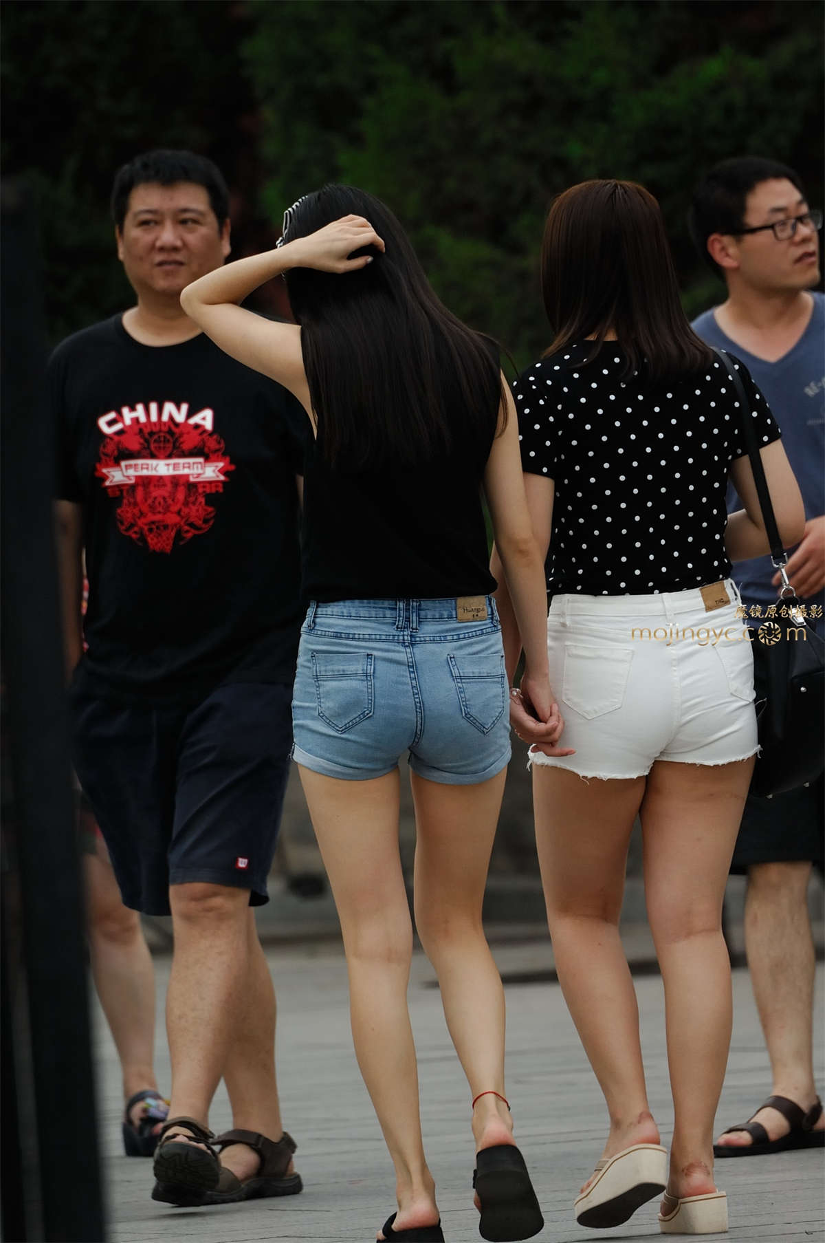 2016-08-30丰满圆润小姐妹18张-日更街拍