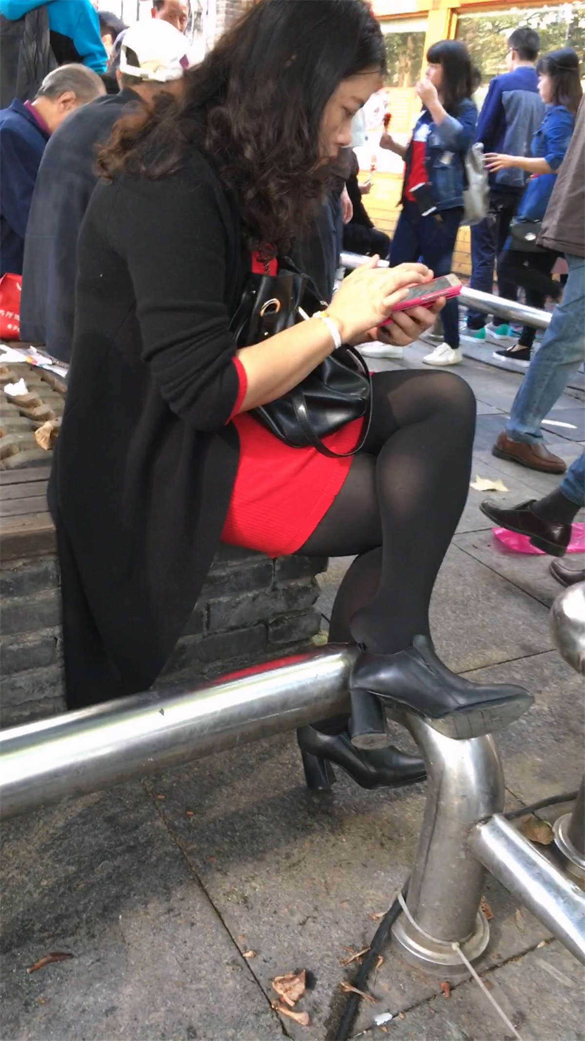 花坛休息的黑色丝袜黑色高跟红色包臀裙白肤少妇-日更街拍