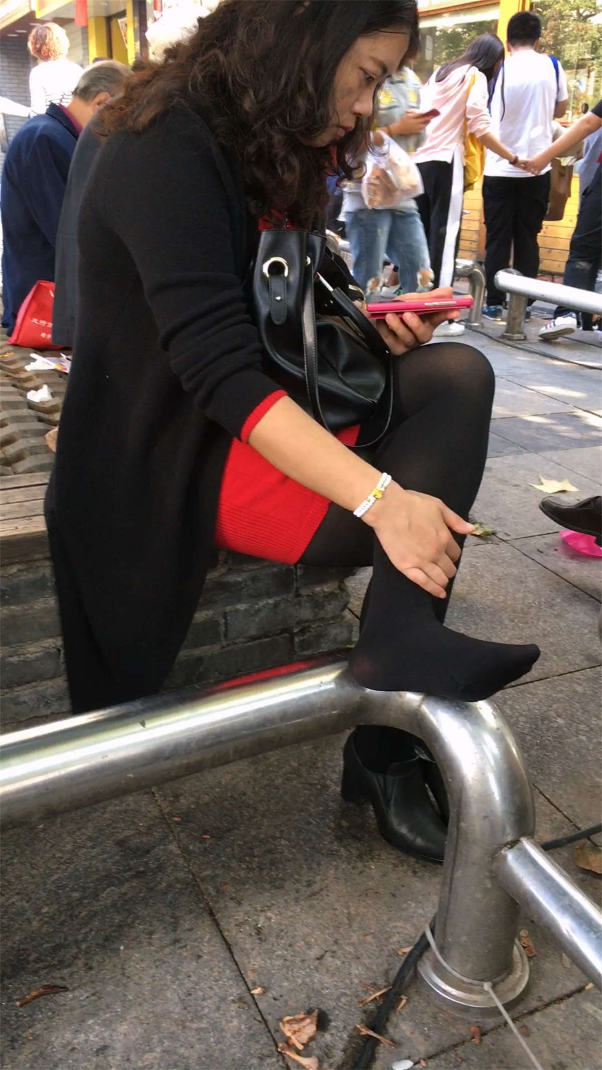 图片[2]-花坛休息的黑色丝袜黑色高跟红色包臀裙白肤少妇-日更街拍