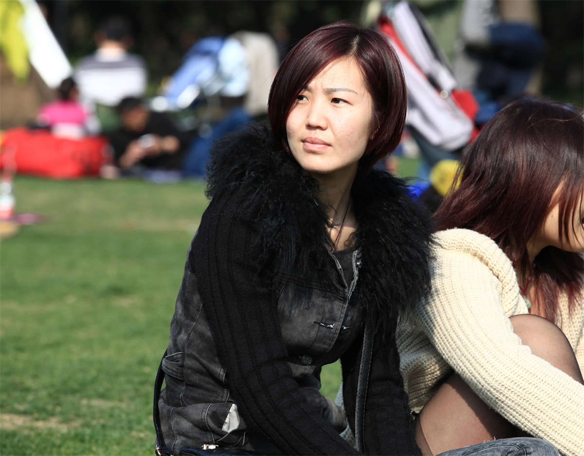 图片[2]-踏青公园街拍系列No.114 若不是早春的明媚阳光，哪里去看这种清秀MM的纤长丝足-日更街拍