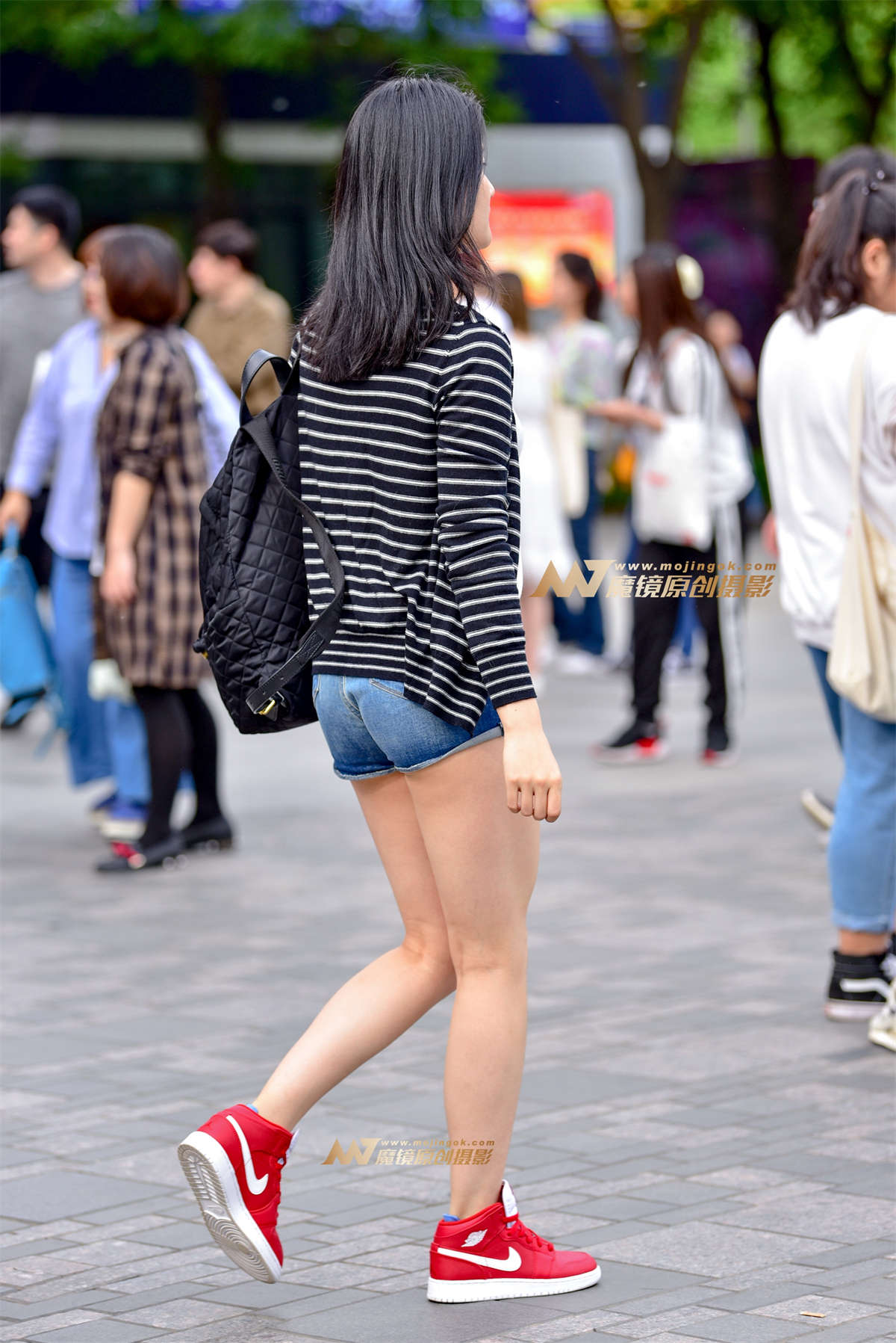 图片[2]-紧牛短裤小美女-日更街拍