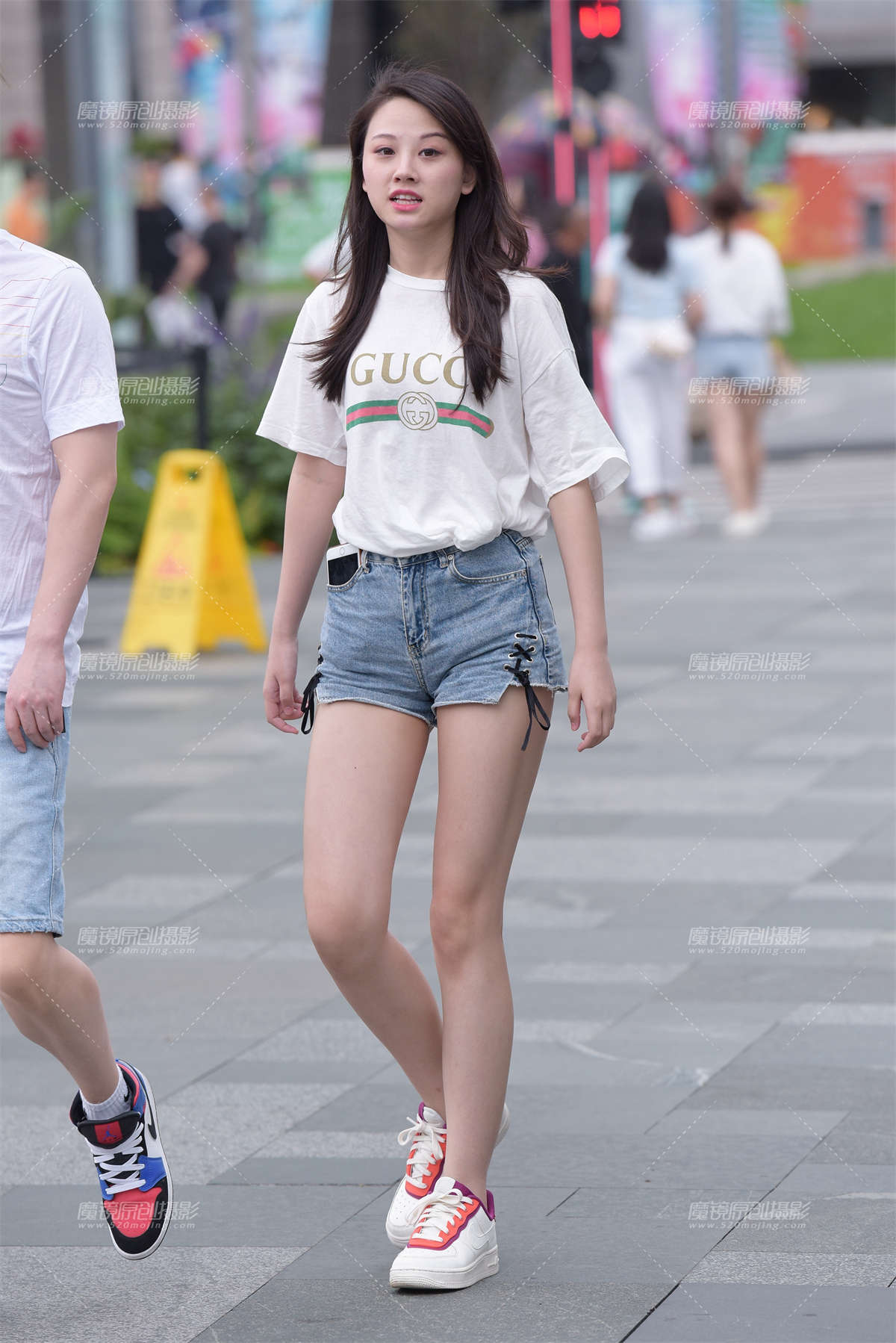 热裤小妹-日更街拍