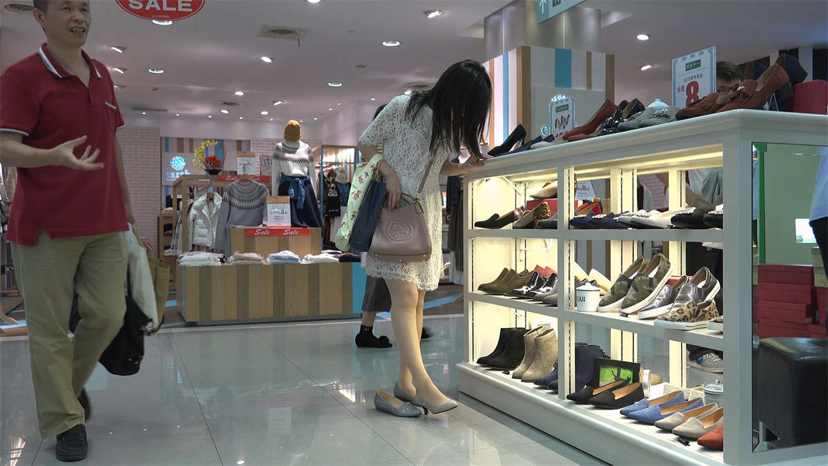 图片[2]-两位试鞋美女-日更街拍