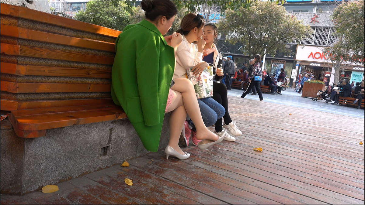 路边休息的肉丝袜高跟鞋美足-日更街拍