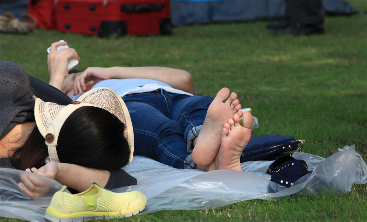 图片[2]-踏青公园街拍系列No.37 两个女孩同时露出两双诱惑的足底-日更街拍