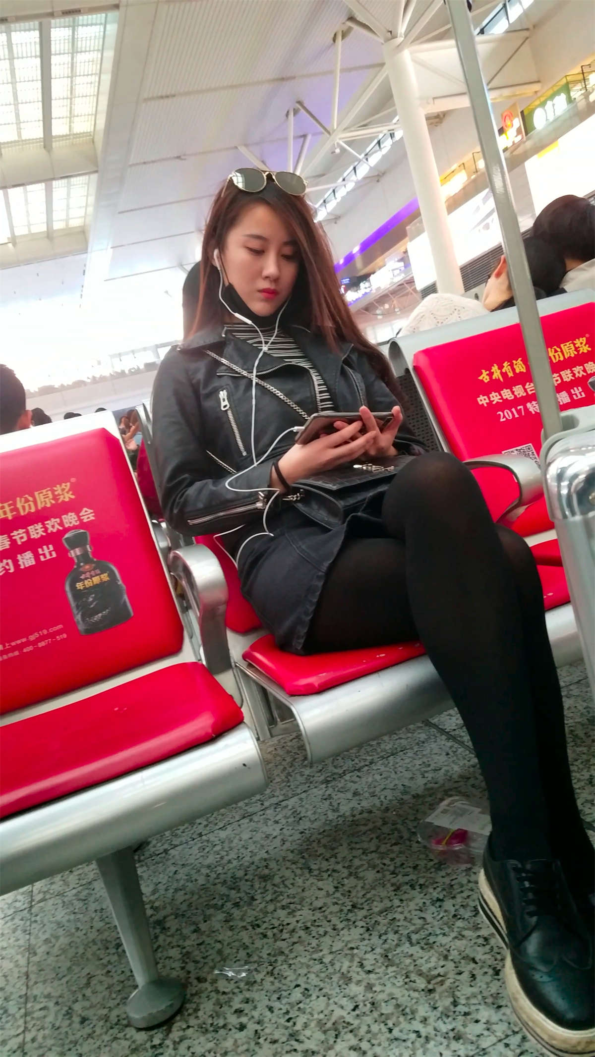 图片[2]-[4K高清视频]高铁站很清秀美丽的黑丝MM-日更街拍