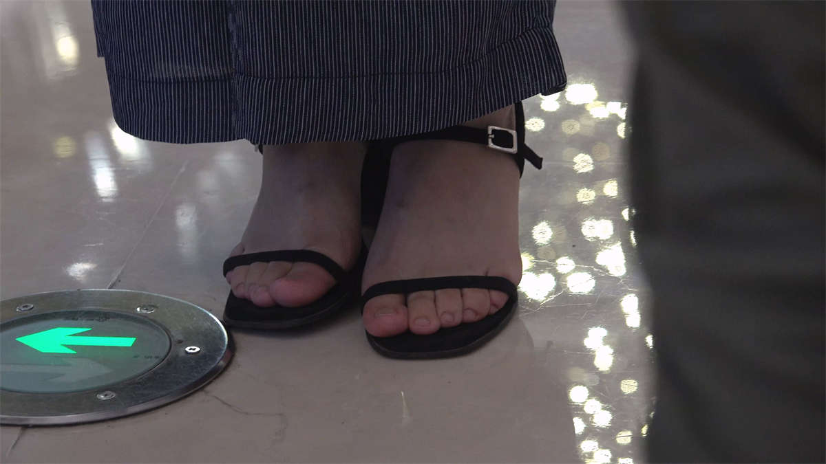 图片[2]-深情款款的凉高美足文静女孩-日更街拍