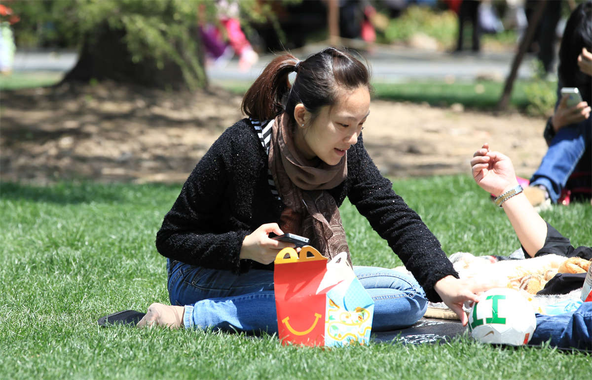 图片[2]-踏青公园街拍系列No.115 少妇冬装下的超薄肉丝，更显诱人-日更街拍